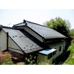 お客様より瓦屋根の劣化、及び重量が気になるため改修したいとのことでご依頼頂きました。弊社の方で確認したところ、既存の瓦屋根の塗装の剥がれや外壁隣接部状況が土壁に貫通し納まっている状況でした。屋根を撤去し、屋根下地補修及びビルボード材を施工した後金属屋根を葺くご提案を致しました。また瓦解体後、既存状況に劣らない存在感の棟・鬼飾りを施工し、仕上げさせて頂きました！