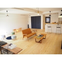 築30年を超える中古マンションを購入したお客様。趣味の音楽鑑賞や楽器の演奏を気兼ねなく楽しめる、スマートホーム（スマートフォンなどで家庭内の電化製品を遠隔操作出来る住居）をご依頼頂きました。
弊社からは2LDKの間取りをスケルトンにし、断熱材と吸音材を充分に使用したワンルームへ変更するご提案を致しました。床面には無垢材を採用し、ふんわりとあたたかく床暖房と間違うほど。100％天然の上質な木材だからこそ出せる柔らかな質感と木の香りに心癒されます。「ゆくゆくはシアタールームのようにしていきたい」と構想を膨らますお客様。シンプルさを極限まで追求したワンルームだからこそ、カスタマイズの可能性が広がります。