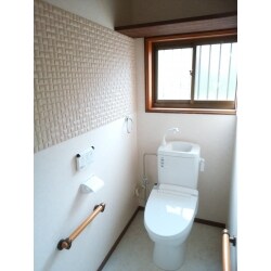 お客様よりトイレと洗面台の交換をご依頼頂きました。トイレについては、汲み取り式でしたのでにおいのケアを考えて（新品のトイレに変わる為ほとんど心配はありませんでしたが）トイレの両壁に帯状にエコカラットを貼ることをおすすめしました。洗面所では手洗いよりも洗顔で使うことが多いとの事でしたので、お客様の身長に合わせて背の高い洗面台をご提案しております。
