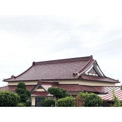 既存の屋根は色が褪めてきて、前の塗装も剥げてきており塗装の時期でした。お客様より建物を長く持たせるためにも塗りなおしておきたいとのご要望を頂きました。部分的に破損や雨漏りも発生しておりましたので、そちらの修理もご提案しております。