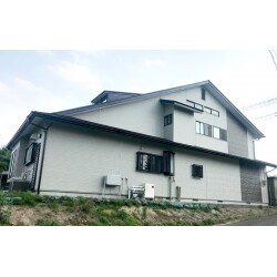 お客様より、地震や経年劣化で傷んだ外装や、内部の居住スペースの壁を長くもたせてメンテナンス性の良いものにしたいとのことでした。また、 建物のイメージを変えたいとのご希望でした。弊社からは、外壁は金属サイディングをご提案し、屋根については錆止めを施し2液型塗料で3回手塗りの工程を踏むことで艶を出しています。遮熱性のある塗膜面を作り夏の暑さ対策も叶いました。また、内装の方はクロスの張替に加え、腰板に節ありの無垢材を使用することで味のある雰囲気を出しています。