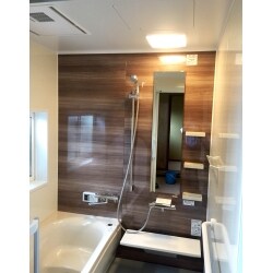 脱衣室からトイレの入り口や浴室に入るときに段差があり、トイレは狭いスペースの中で入らなければいけませんでした。お客様よりお母様の車いす使用を考え、段差を出来る限りなくして欲しいということと、トイレを車いすが回れる広さにして欲しいとのことでご依頼頂きました。
