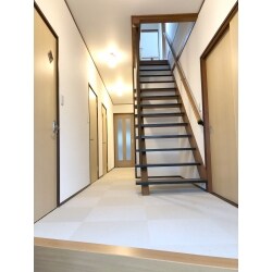 息子様ご夫婦との同居のため、中古住宅を購入されたお客様。当初は内部の床改修のみのご依頼でしたが、一度で改修する事のメリットにも共感して頂き、全体改修をご提案致しました。住設関係を特に吟味され、高品質な商品を採用することで、使い勝手の良い仕上がりとなりました。お孫さんもいらっしゃることから『明るく』をテーマに選定をして頂いております。