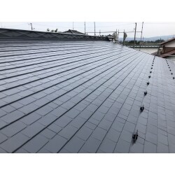 家を建ててから初めての塗装ということで、塗膜がまったくない状態でつやがなく、屋根全体に錆が広がってきている状態でした。弊社からは、母屋屋根の南面が特に錆が出ていたので、丁寧にケレンをかけて錆を落とすご提案を致しました。また、きれいになったところにもらい錆が出ないように、錆が出始めていたソーラーが乗っている架台も塗装を行っております。リフォーム後は屋根につやが戻り、新しい屋根のように仕上がりました！