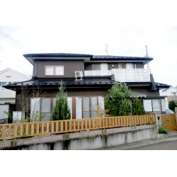 瓦屋根だと耐震性や防水性に難があると考え、雨漏りや地震に強い屋根にふき替えたいとのことでご依頼頂きました。弊社からは瓦を落とし鋼板で屋根を葺くご提案を致しました。なお、防音性を高める為に屋根下地にビルボード（保護材）を敷き込んでおります。