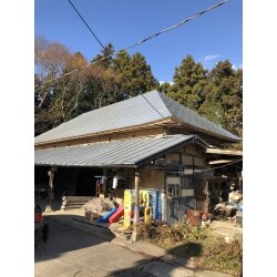 倉庫屋根の色が褪めてきたとのことでご依頼頂きました。一度屋根に上がらせて頂きすべて点検をさせて頂いたところ、ところどころに錆が見られました。あまり錆が出て穴が開く前に塗装をした方が良いと判断し、ご提案致しました。