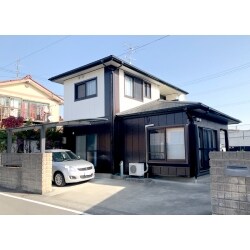 お客様より、１階の東側の部屋から雨漏りしており、外壁も手入れをしていないので屋根と一緒に工事したいとのことでした。一度屋根に上がらせて頂きすべて点検をしたところ、１階雨漏りの他に２階の屋根は錆びて穴が開いている状況だったため２階も共に工事をご提案しました。