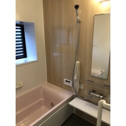 お客様より、浴室が寒いため暖かくしたいとのことでご依頼を頂きました。弊社からは、多々ある商品の中でも断熱性に優れているクリナップの浴室をご提案致しました。既存のタイルの浴室と比較すると暖かさは段違いで、お客様にもご満足頂くことが出来ました。