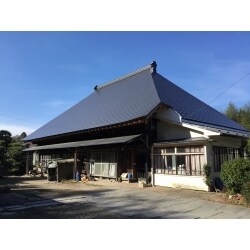 お客様より現状（茅葺き）の趣を変えず次世代（息子さん）が苦労しないようにメンテナンスを楽にしたいとのご依頼を頂きました。弊社からは次回メンテナンスを踏まえて20年保障付きの屋根材を使用、定期点検のお約束と西側にある茅葺きの離れ（次回工事）のとの取り合いを考慮しご提案致しました。
