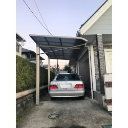 既存の駐車場はカーポートが無かったため、新たに設置のご依頼を頂きました。弊社からは機能性と美しさを兼ね備えた商品をご提案致しました。