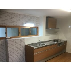 雨漏りをしており、天井に穴が…暗く、キッチンも建てた当時の物を使用しており、奥様に新しいキッチンでお料理をしてもらいたいというご主人様のご希望でした。弊社からはシステムキッチンを配置し、床、壁、天井全て改修。既存台所のスペースが狭くテーブル、食器棚、冷蔵庫を置くと圧迫感がありましたが、隣接する和室８帖と台所を繋げ、ＬＤＫスペースとしての改修をご提案させて頂きました。また、断熱性を考慮し、内窓も設置。明るく機能性のあるシステムキッチンで快適空間が生まれました！