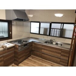 お客様より、キッチンは今まで通りのレイアウトで、収納は増やしたいとのことでした。また、できる限り明るくして欲しいとのご依頼を頂きました。弊社からはL型キッチン、キャビネットを組み合わせて収納を考え、床下にも多く収納できるようにご提案させて頂きました。