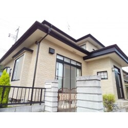 建物の南面の外壁は、とても日当たりが良い場所であったため、コーキングの無い板金サイディングをお勧めしました。外壁材は、複数の色を組み合わせたデザインが豊富なダンサイディングを選びました。そのためボリュームのある建物でも、キュッと引き締まった趣のある外観に仕上がりました。