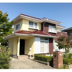 痛みが激しい外壁やベランダの不安箇所をしっかり補修しつつ、相性が良い2色の塗料で綺麗に仕上げるため、家の形も考慮したご提案をさせて頂きました。