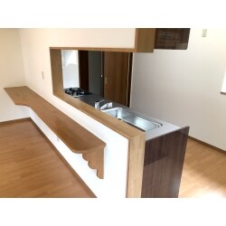 対面式のキッチンにすることと一つの部屋にすることで収納量が少なくなるため、別にパントリーを設けることで収納性をカバーしました。
水廻りは脱衣室からトイレ、浴室へと入るようになっていましたが、別々に入れるようにし十分な広さを確保するようにしました。
外装に関しては屋根を剥がし下地から交換、外壁もメンテナンスを考慮しサイディングをご提案致しました。