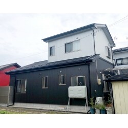 築13年ということもあり、塗装でも十分なメンテナンスができますが、既存外壁が窯業系であり、将来的にひび割れや凍害の原因となるため、外壁の重ね貼りを提案させていただきました。