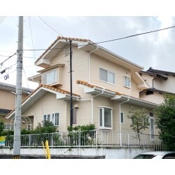 外観をモノトーンから明るい色に塗り替え