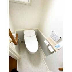 ご高齢の患者様が多いので、段差をなくしてあげたい。また、空間が狭く感じるとのことでした。弊社からは使っていない手洗い器と棚をなくし、タンクが目立たない商品をご提案致しました。段差になっていた下枠を撤去、サイズを合わせた扉を新調。木枠を白で塗装し、同系色でまとめ以前よりスッキリした空間となりました。