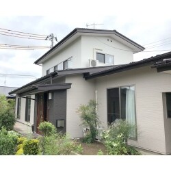 経年劣化によって床や壁面、外壁等も傷んできているのでリフォームしたいとのご要望がありました。弊社からは洋風の雰囲気を取り入れた和モダンな形でのリフォームをご提案致しました。