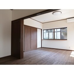 こちらのお宅が建てられたのは江戸時代の天保年間です。昭和40年代にもリフォームを行われましたが、築200年を数える伝統的な家屋です。建て替えも検討されたようですが、ご先祖様が建てられた家を後代にも伝えるために「リノベーション」をお選びいただきました。
