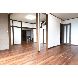 既存トイレに併設している階段下収納の方へトイレを広げ、大きさを確保。居間とDKをLDKとして1間に。水廻りの一新とバリアフリー化で、将来も安心できる快適なお住まいになりました。