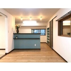 茶の間・和室・キッチンを繋げて明るいLDKをご提案致しました。屋根塗装は一目瞭然の仕上がりとなっております。