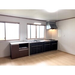 お客様より浴室・キッチンの費用を抑えたリニューアルをご依頼いただきました。
弊社からは窓や浴槽等の断熱に係わる補助金を利用しました。
キッチンは全体を解体するのではなく、天井は塗装、壁等一部解体して断熱改修するなどのご提案をしております。