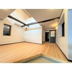 築50年の作業場を吹抜から光が降りそそぐ広々とした居室へ