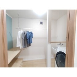 和室2間続きのうち1間は洋室化し、クローゼットも設置。元々の脱衣所より通過できるよう中廊下を設け、ランドリールームとWICを設けるご提案を致しました。