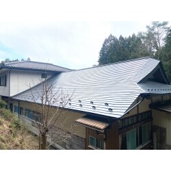 屋根はスレートを撤去し、軽量のマルチエースへの葺き替えをご提案致しました。床は全撤去後土間コンクリートを全て敷き込み湿気を上がるのを抑えました。ヒノキ材で下地を作りシロアリ対策も万全にしております。
