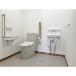 施工箇所における内装材の解体と断熱及び間取り実現をメインとしてご提案致しました。浴室・洗面所・トイレそれぞれのアクセスがしやすい間取りとし、ゆったりと利用できる空間をプランニング。設備機器はお施主様とショールームにて打合せを行い、ご要望にかなう商材を選定致しました。