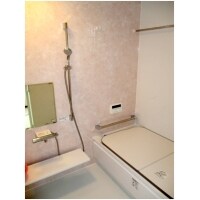 全面タイルだった浴室を、滑りにくくあたたかい装備に一新!