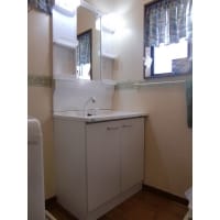 収納棚が多くスッキリした清潔感ある洗面台で身支度が快適に!