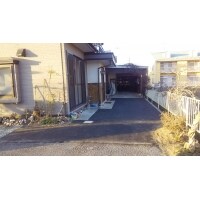 アスファルト舗装で水はけが改善し、歩きやすくお手入れも楽に!