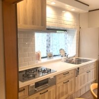 壁のタイルが映えるお洒落なキッチンへ