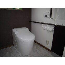 トイレリフォーム　洗面所との壁を移動し使いやすく！