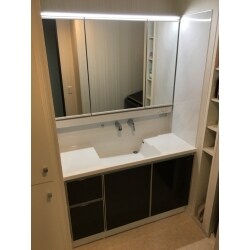 タカラスタンダード　ファミーユはハイバックカウンターで水栓に水が溜まらないので汚れにくく、２wayカウンターになっていて濡れたものを置くスペースと濡らしたくないものを置くスペースがあり使い分けができてたいへん便利。広ろびろボウルなので洗面器を置いたり、水ハネを気にせず手洗い洗濯もできます。
