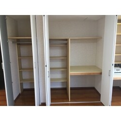 押し入れをクローゼットにし、棚やパイプハンガーなども設置し収納充実した内容になりました。
