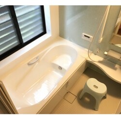 浴室が広く、明るくなりました。アクセントパネルで明るいお風呂になりました。