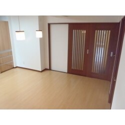廊下などの壁を取り払い、明るく広いリビングになりました。