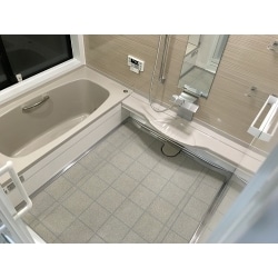 保温性が高い浴槽、水捌けが良く滑りにくい床、お手入れしやすい壁