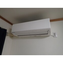 新生活のスタートの伴い、賃貸アパートにエアコンと温水洗浄便座を取り付ける事になりました。居室の広さに合わせた商品を設置し、また、トイレに関しては便座部分のみ新しい物に交換させて頂きました。