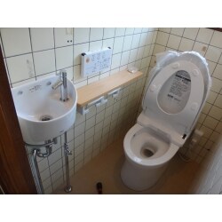 和式のトイレでしたが、高齢のご家族の為に洋式で手すり付きのトイレに改修する事になりました。また、介護保険を申請し費用も抑えて使い勝手の良いトイレを低価格で設置する事ができました。