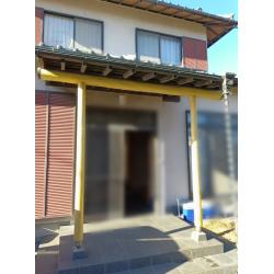 富士市で玄関ポーチ柱の交換工事になります。