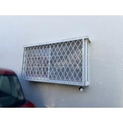 防犯対策と安全性向上のため、窓に面格子を取り付ける工事です。