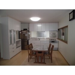 キッチンと和室が間仕切られていましたが、生活スタイルも変わり、１部屋にしたいとのことでしたので、
広々としたLDKに。
