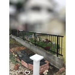 倒れてしまったフェンスの交換です。