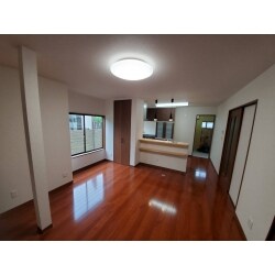分かれていたキッチンとリビングを一つの部屋にして、LDKにリフォームしました。