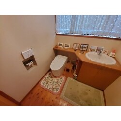 今回ご提案させて頂いた商品はＴＯＴＯのネオレストDHです。

トイレに洗面カウンターが造り付けである為、タンクレスの便器を提案させて頂きました。