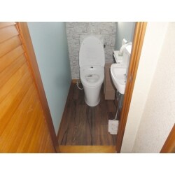 トイレ、壁、床を一新し、新たに手洗い器も取り付けました。
